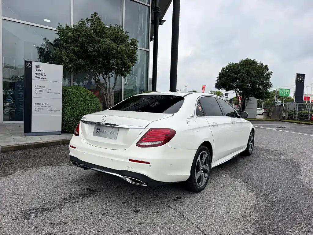 Mercedes-Benz E-Class — миниатюра 12