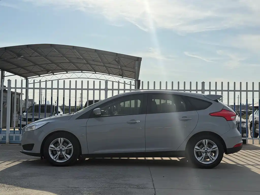 Ford Focus - фото 3