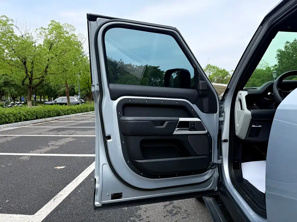 Land Rover Defender — миниатюра 30