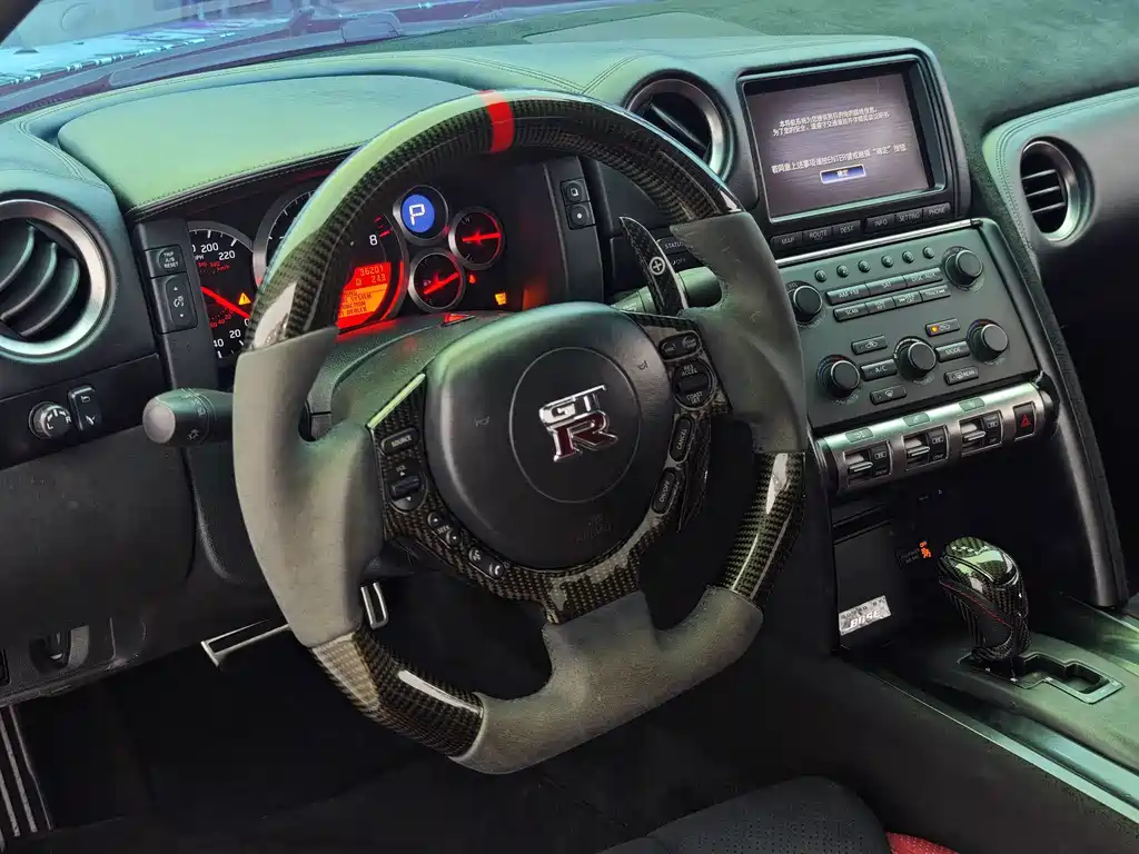 Nissan GT-R — миниатюра 10