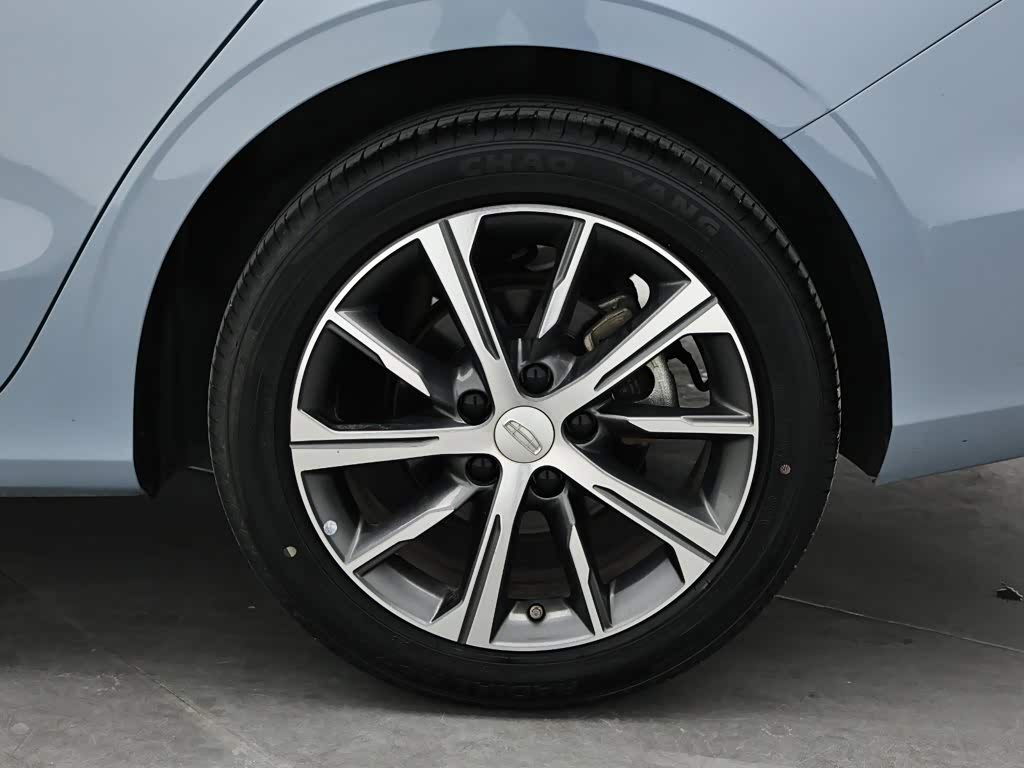 Geely Emgrand 1.5 л 2024 г. Серебристо-серый, пробег 37400 км