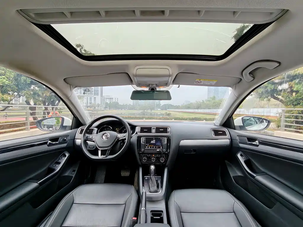 Volkswagen Sagitar 2018 1.6L AT Comfort