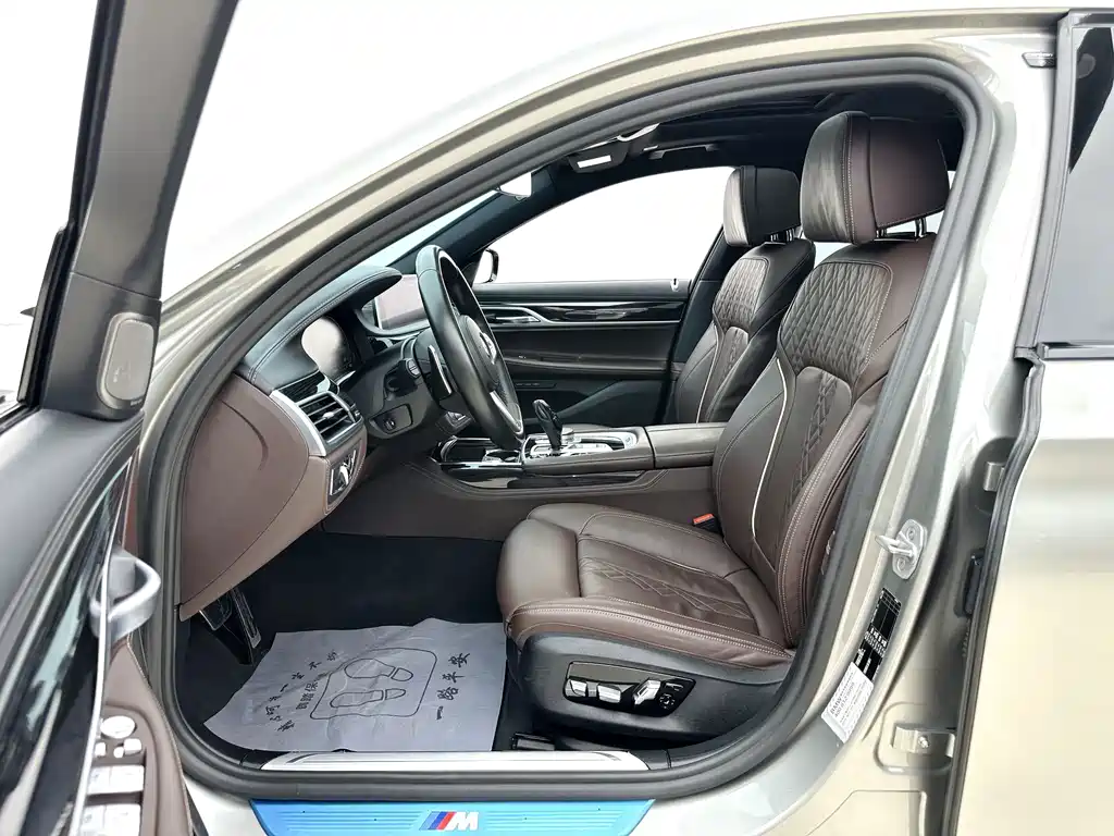 BMW 7 Series — миниатюра 9