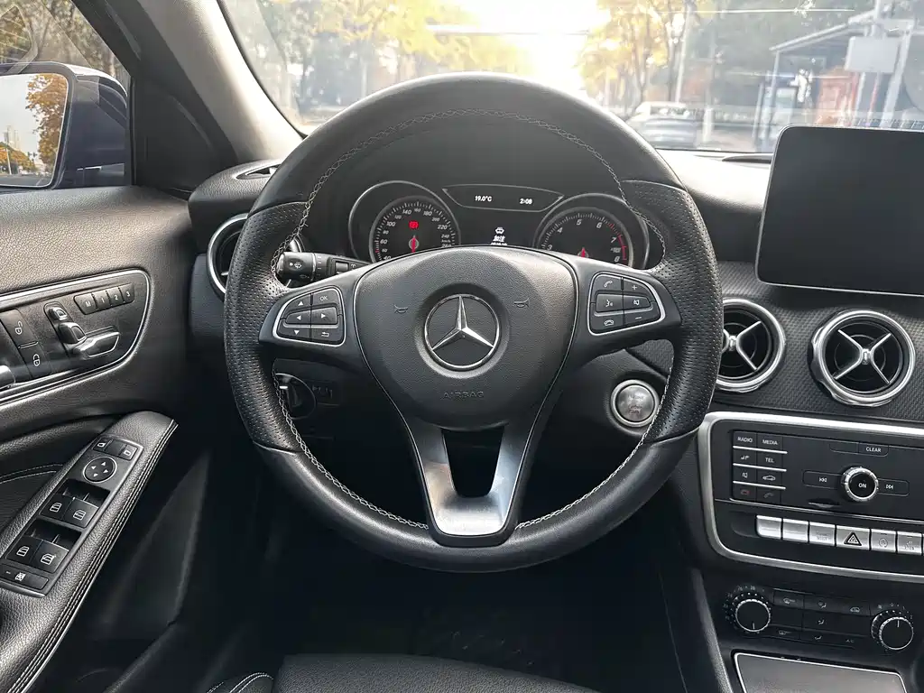 MERCEDES-BENZ GLA