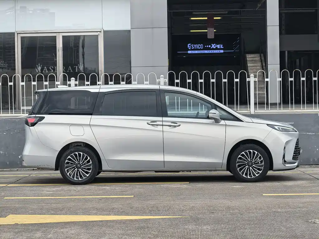 Buick GL8 Hybrid — миниатюра 8