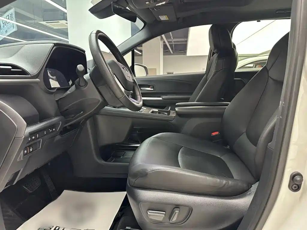 Toyota Granvia — миниатюра 12