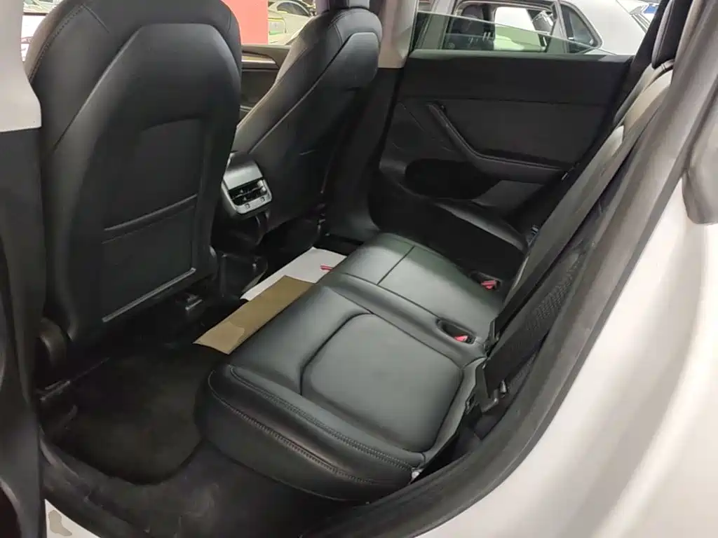 Tesla Model Y — миниатюра 17