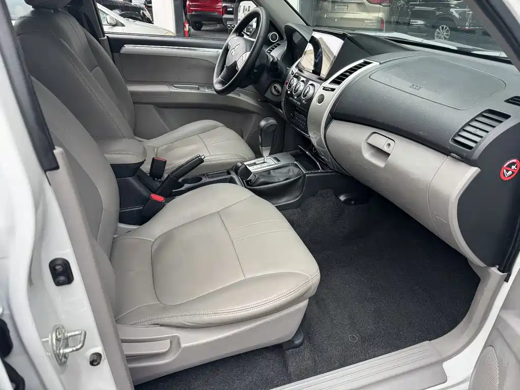 Mitsubishi Pajero Sport — миниатюра 8