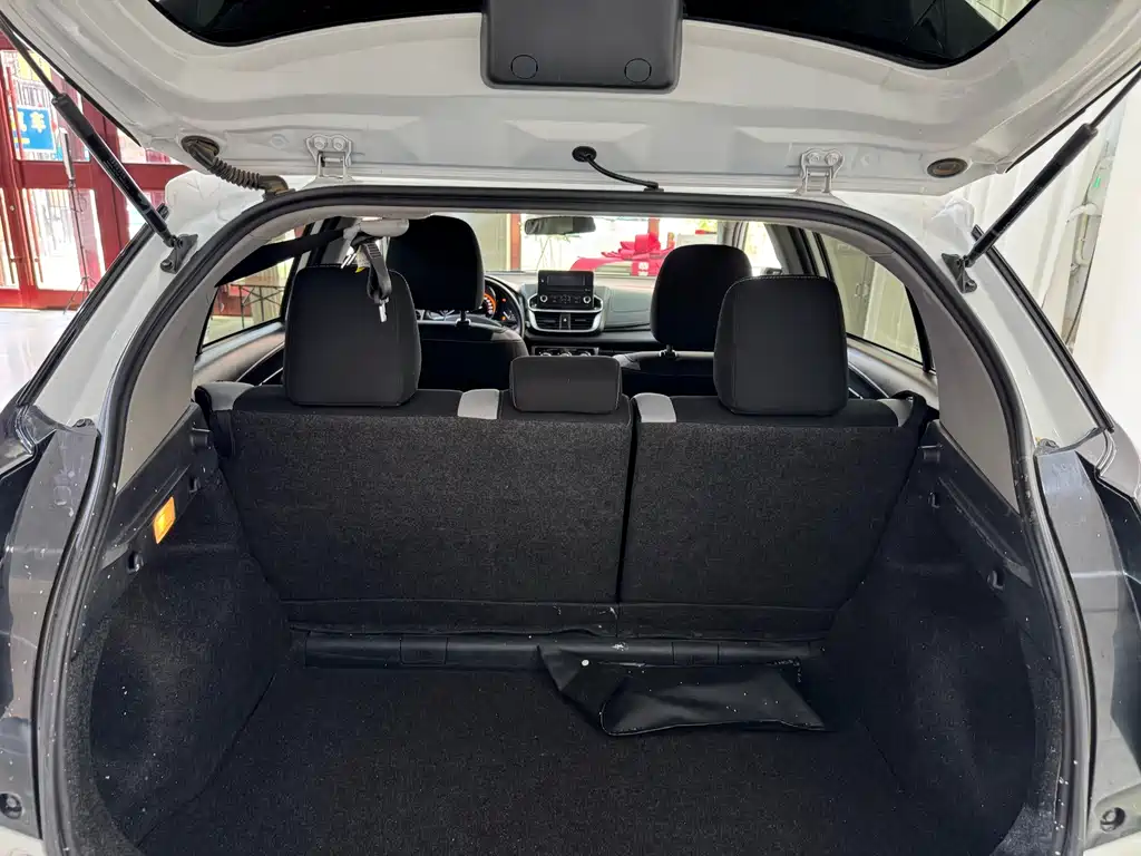Toyota Yaris L - фото 18