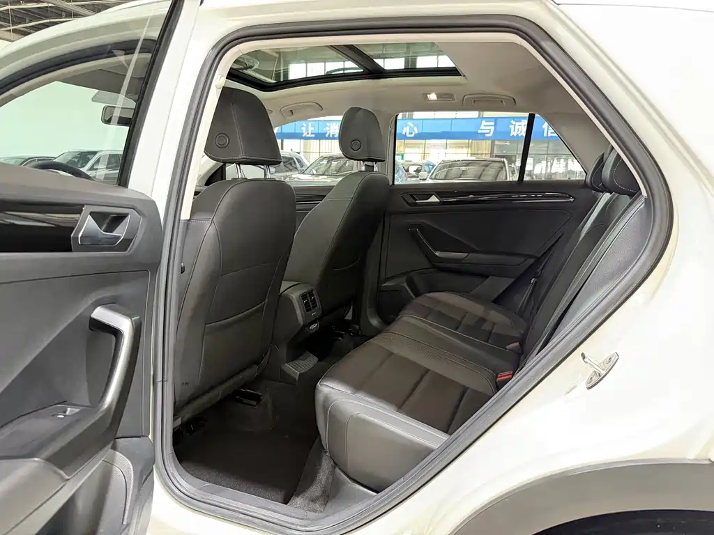 Volkswagen T-Roc — миниатюра 8