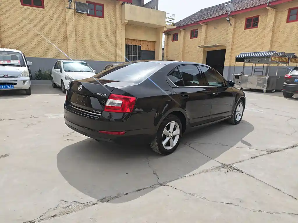 Skoda Octavia 1.6L Auto Comfort Handsome Edition, фото 5