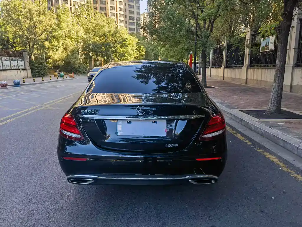 Mercedes-Benz E-Class — миниатюра 8