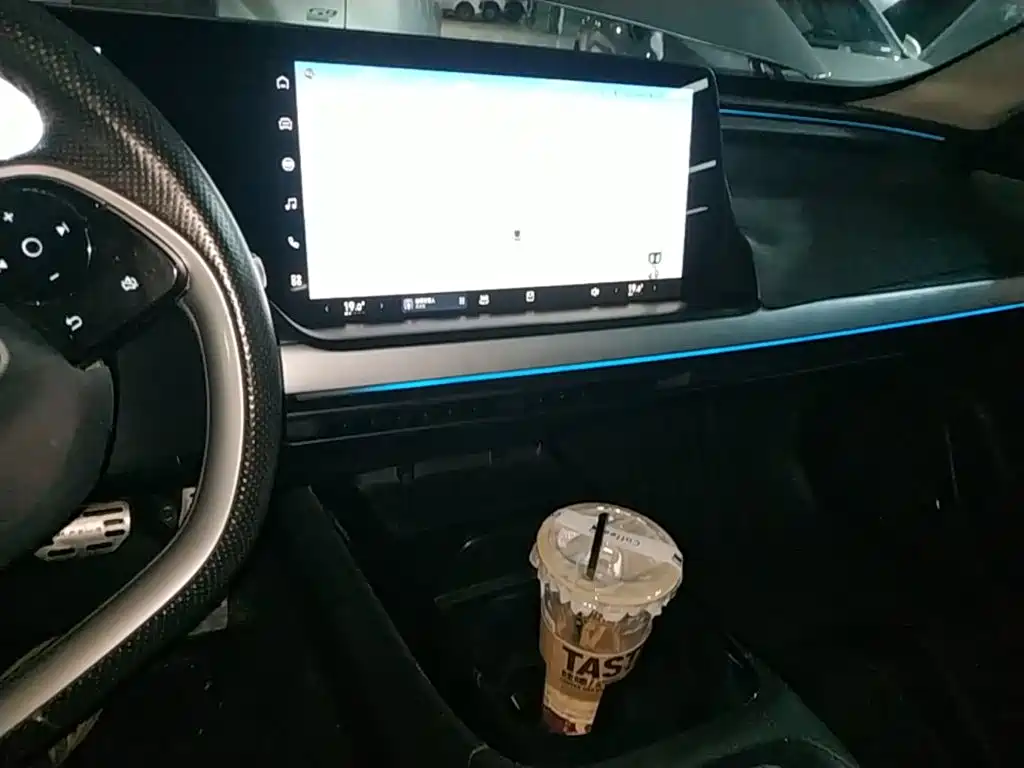 XPeng P7 — миниатюра 13