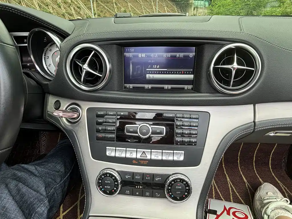 Mercedes-Benz SL-Class — миниатюра 10