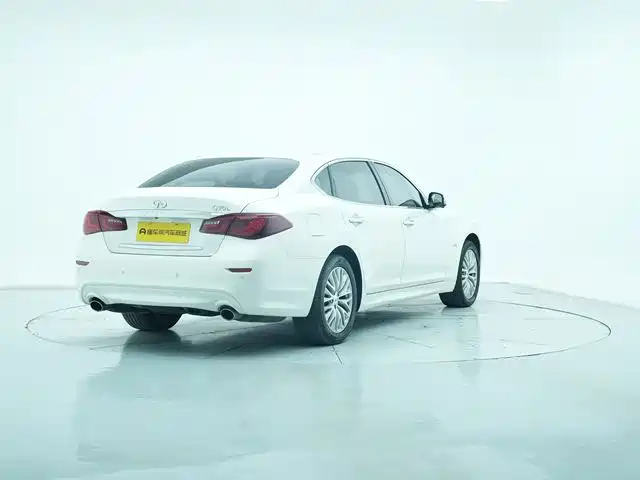 INFINITI Q70