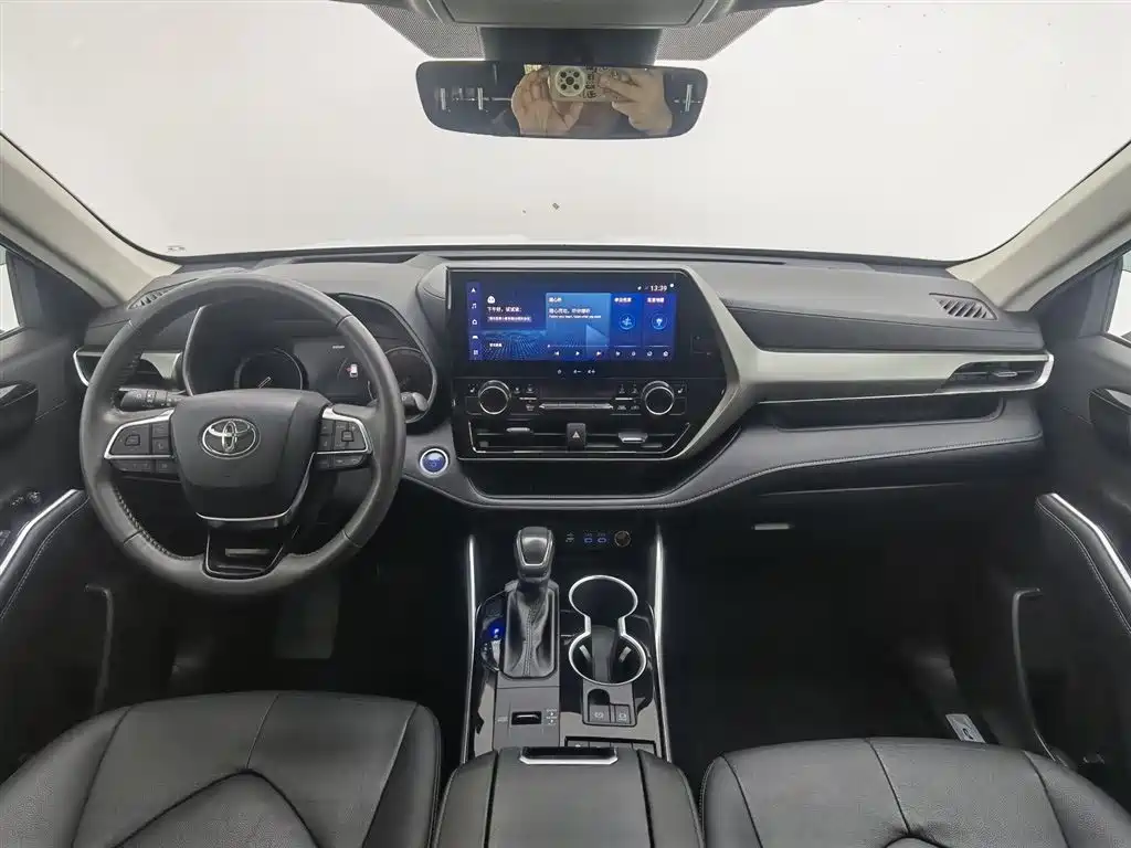 Toyota Highlander 2022 2.5L Luxury 7 мест