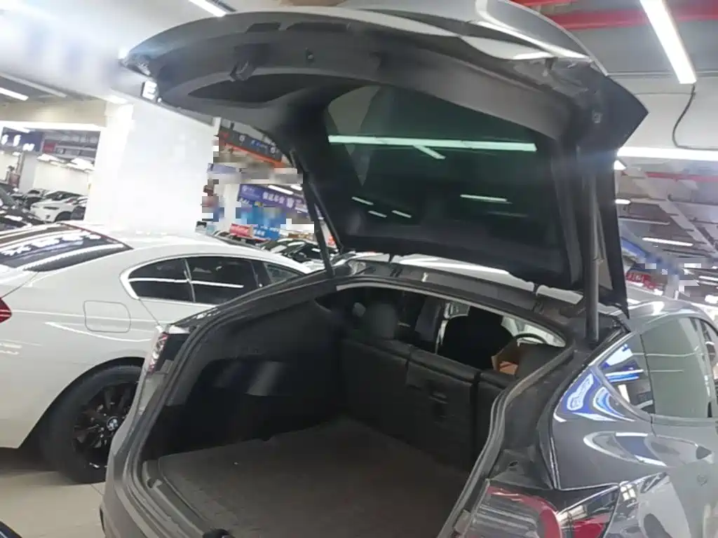 Tesla Model Y — миниатюра 18