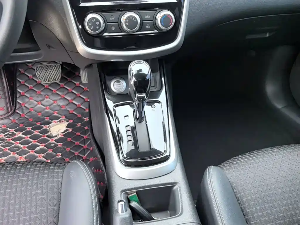 Nissan Tiida — миниатюра 14