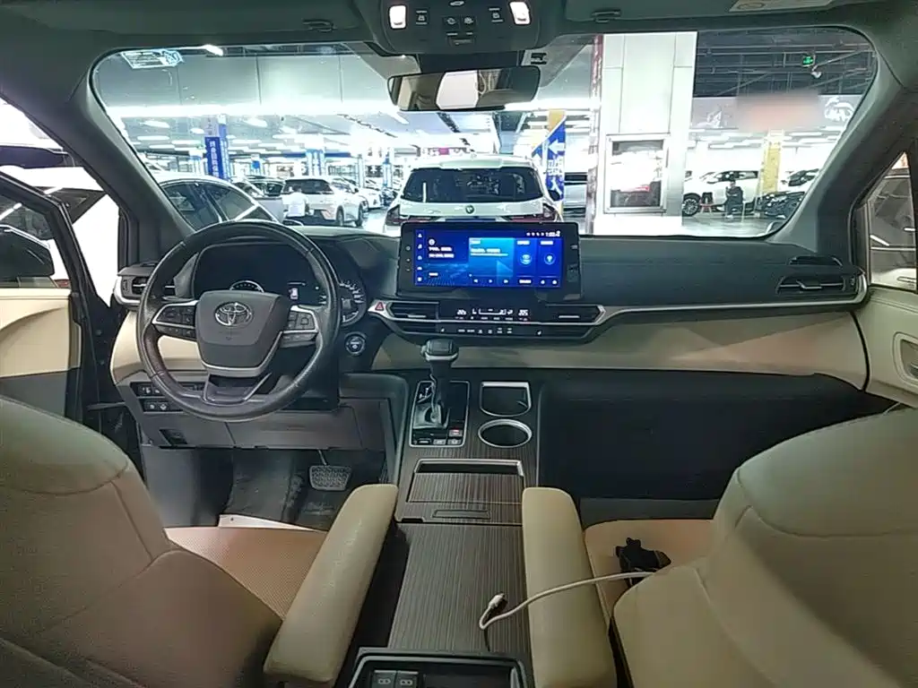 Toyota Granvia 2023 2.5L Luxury PLUS
