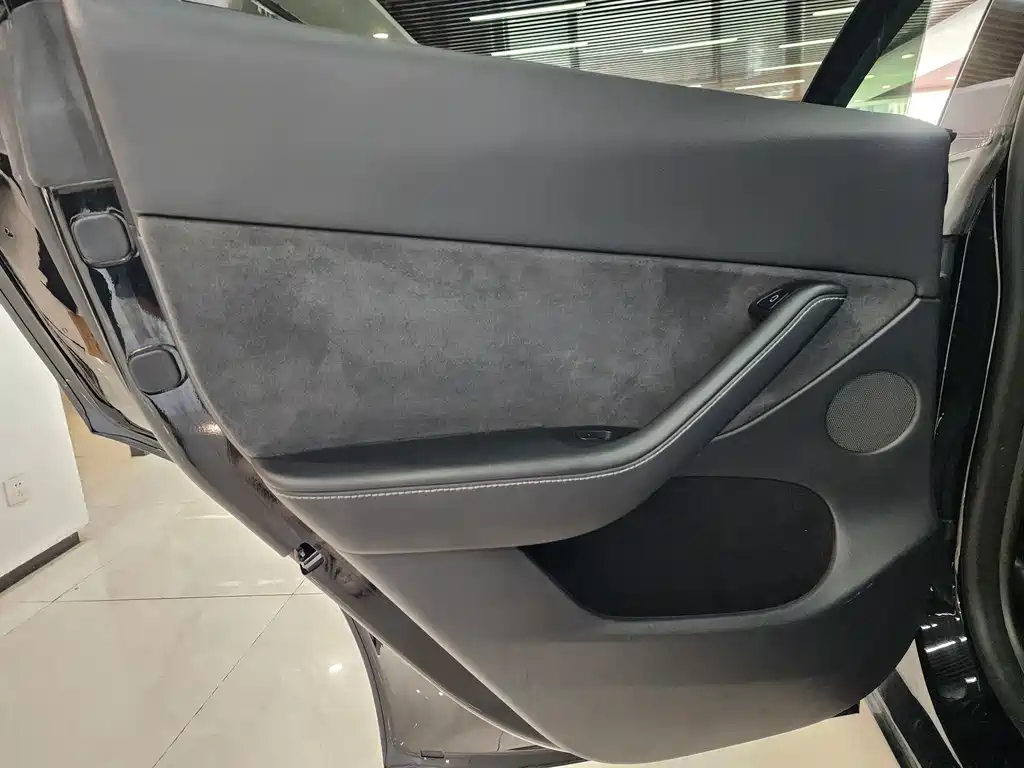 Tesla Model Y — миниатюра 10