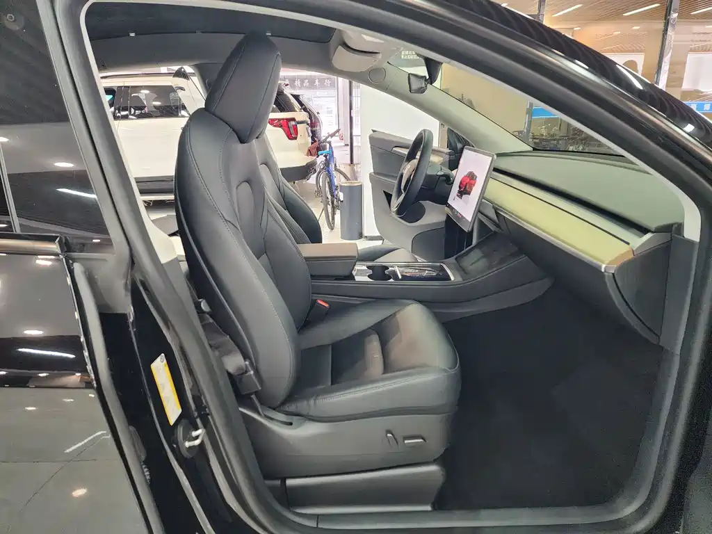 Tesla Model Y — миниатюра 12