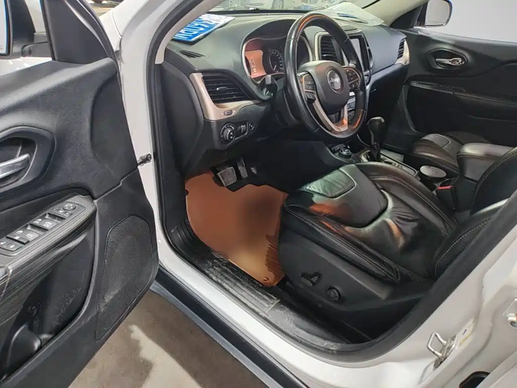 Jeep Cherokee (Import) — миниатюра 16