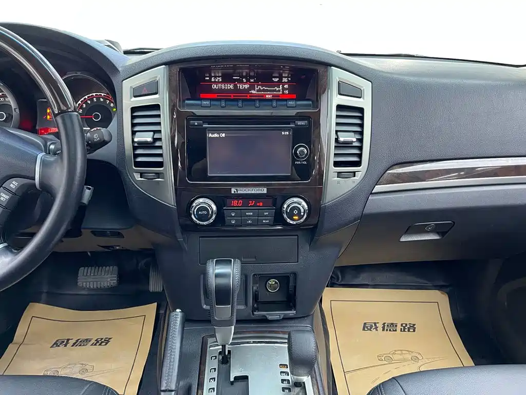 Mitsubishi Pajero (Import) — миниатюра 25