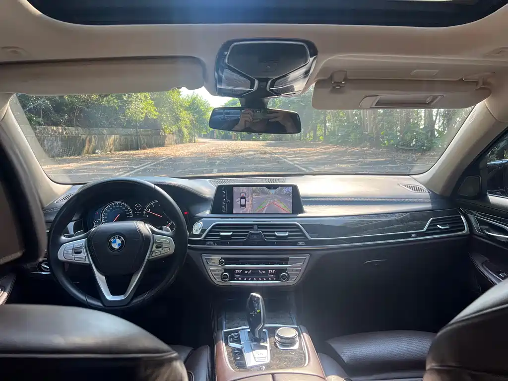BMW 7 Series — миниатюра 9