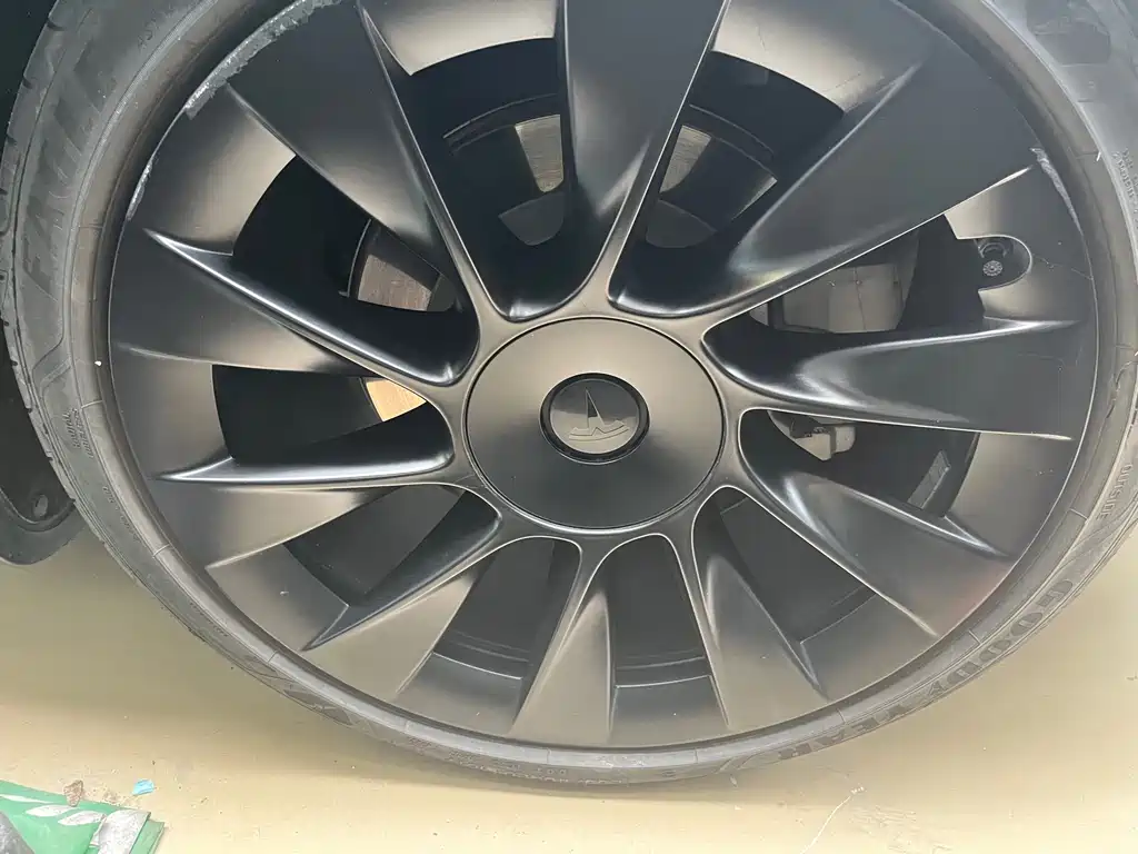 Tesla Model Y — миниатюра 9