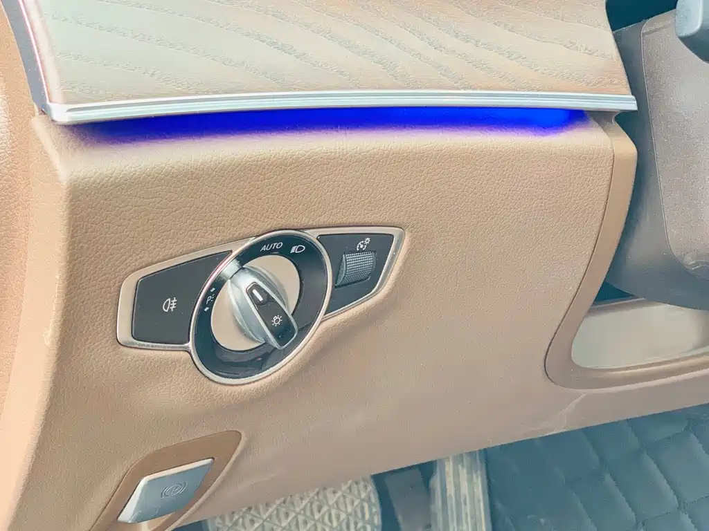 Mercedes-Benz E-Class 2023 — фото 18