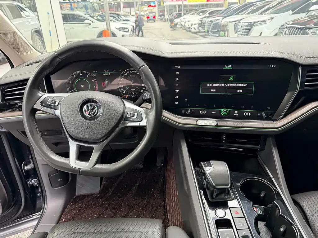 VOLKSWAGEN TOUAREG