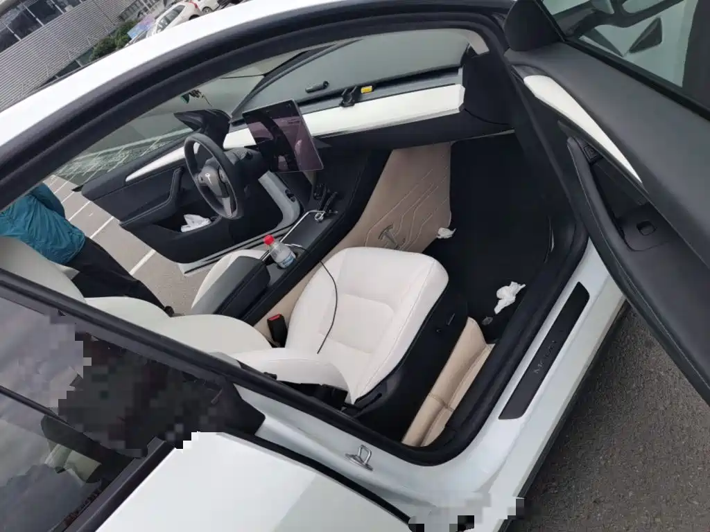 Tesla Model Y — миниатюра 18