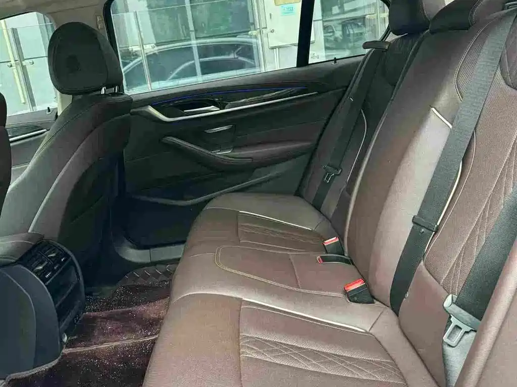 BMW 5 Series — миниатюра 10