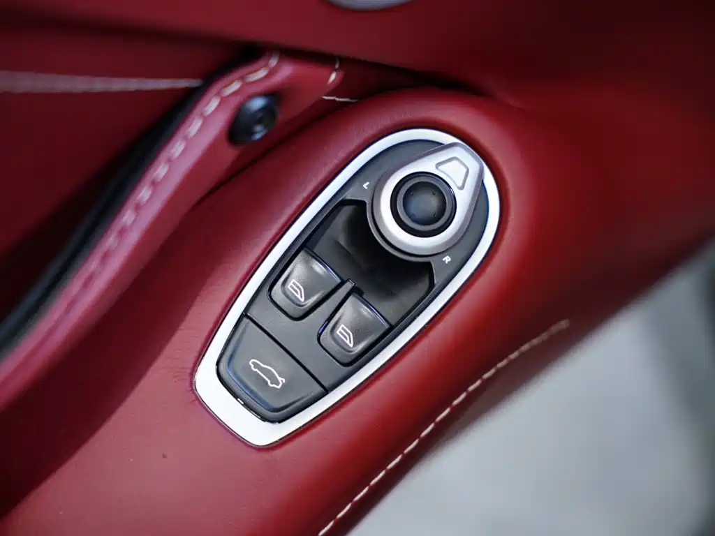 Aston Martin V8 Vantage — миниатюра 26