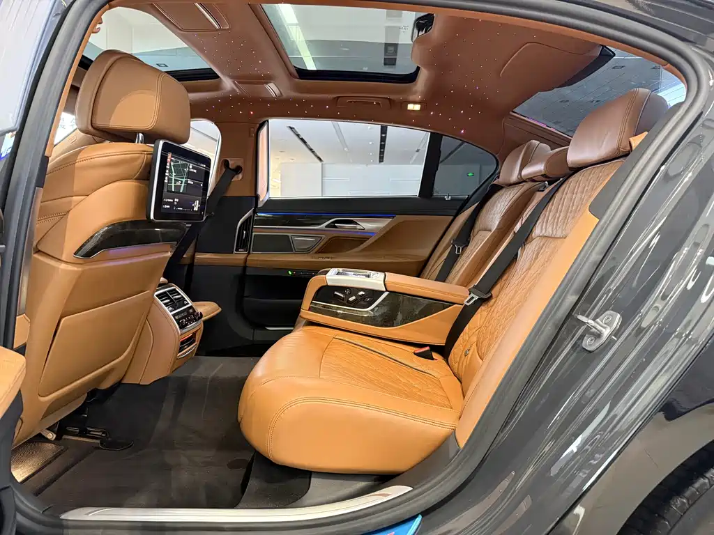 BMW 7 Series — миниатюра 12