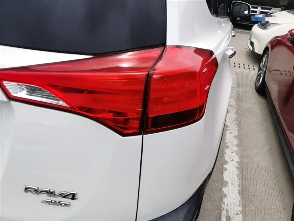 Toyota RAV4 2015 2.5L AT Luxury