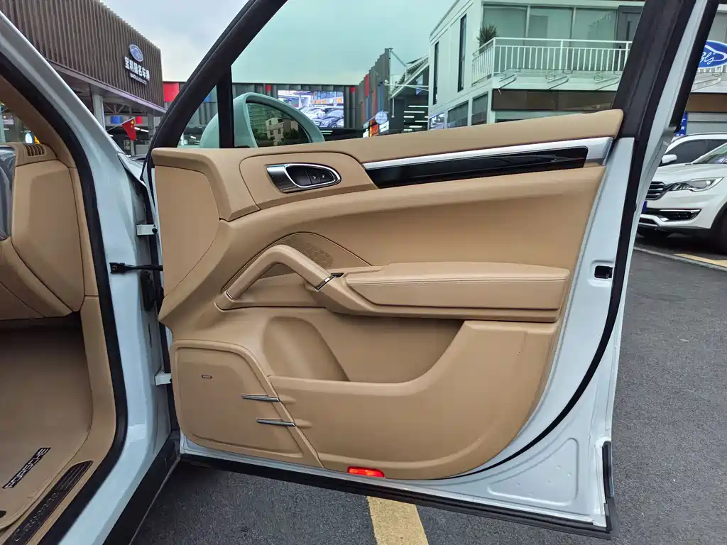 Porsche Cayenne — миниатюра 20
