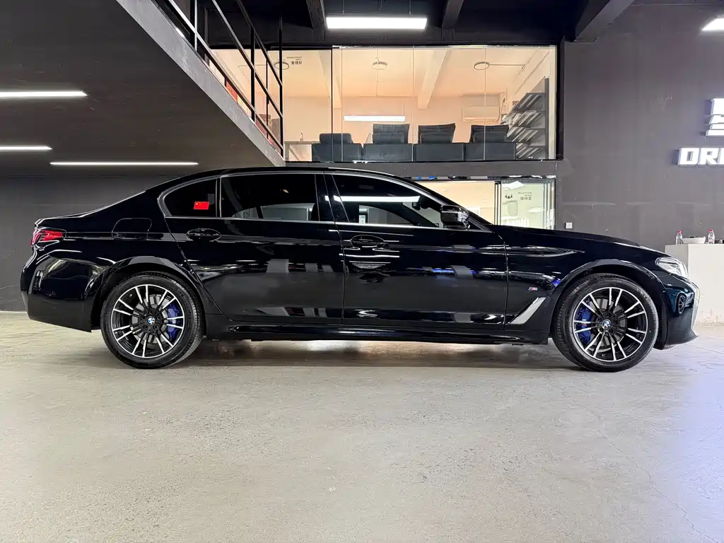 BMW 5 Series — миниатюра 10