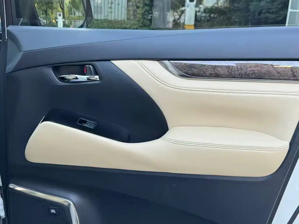 Toyota Alphard — миниатюра 11