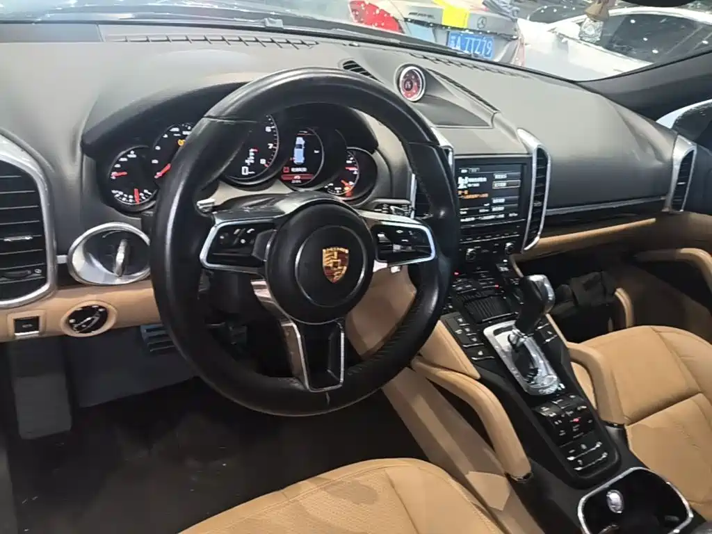 Porsche Cayenne — миниатюра 10