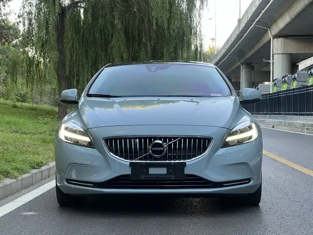 Volvo V40 — миниатюра 2