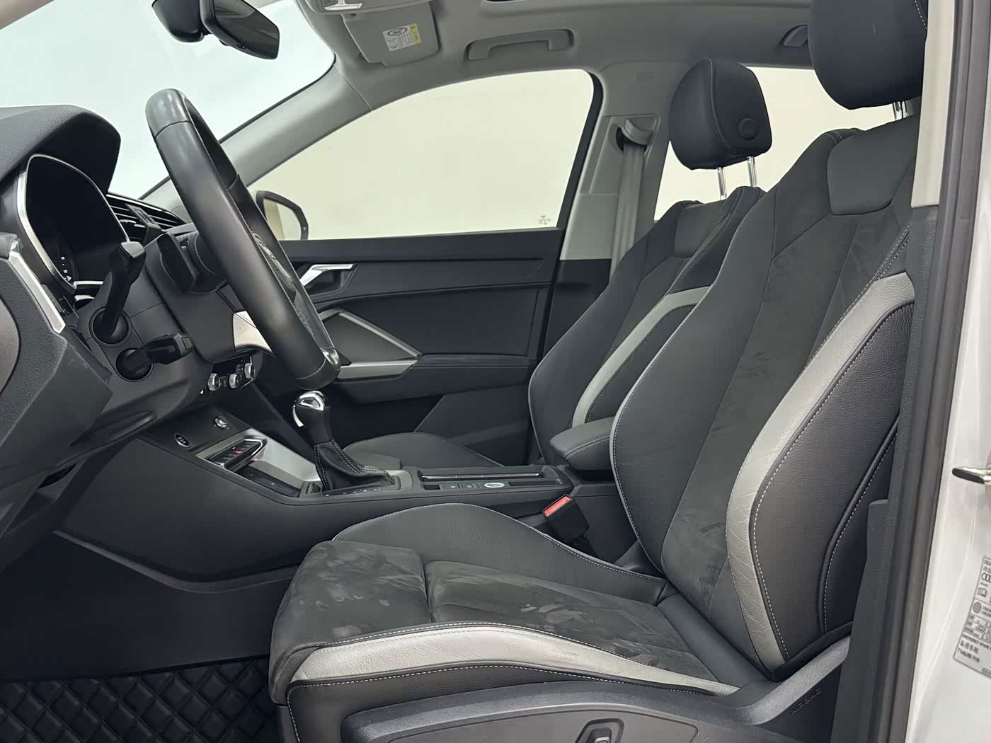 Audi Q3 1.4 л 2023 г. Белый, пробег 25000 км