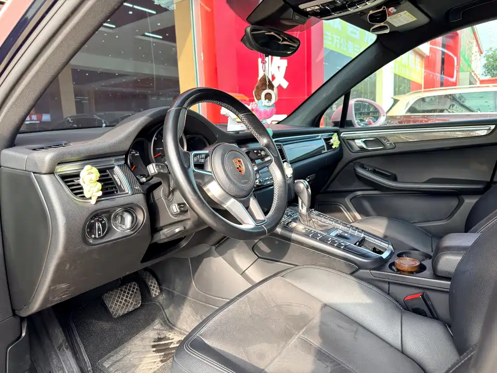 PORSCHE MACAN