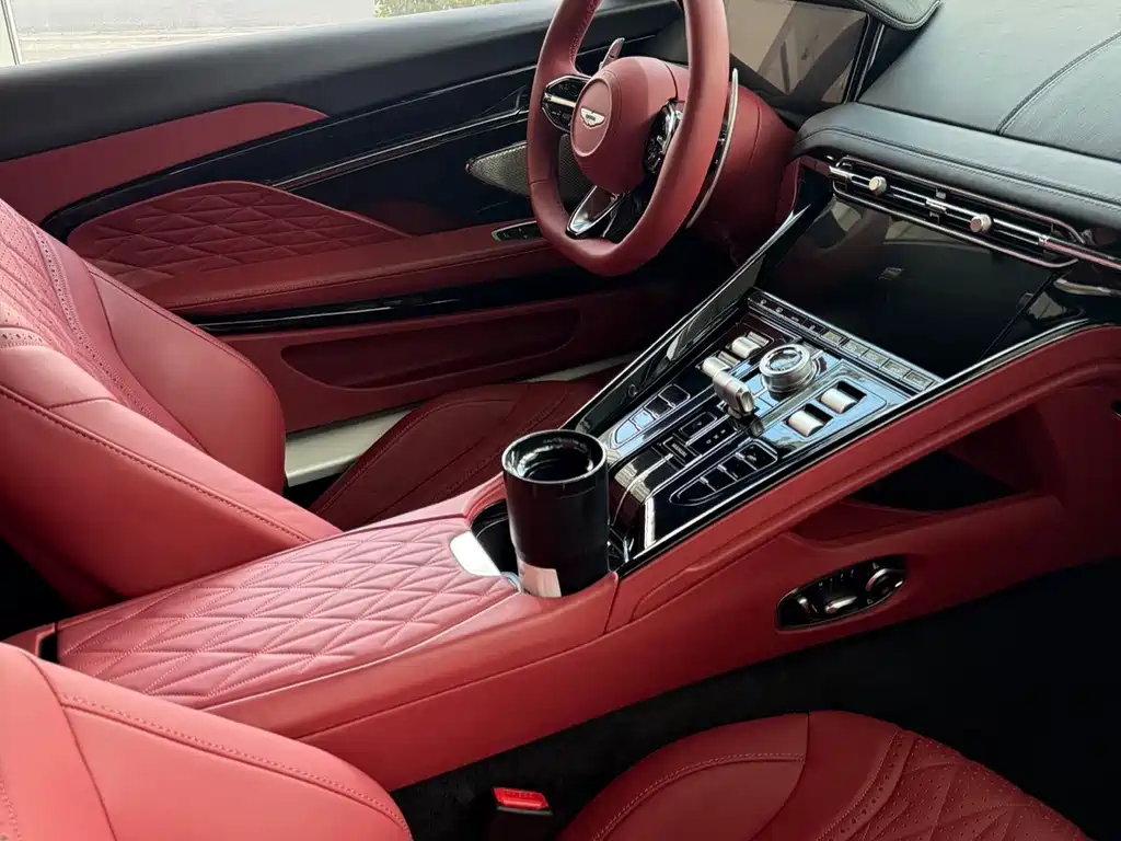 Aston Martin DB12 — миниатюра 9