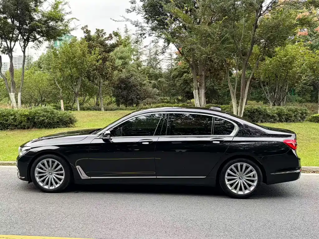 BMW 7 Series — миниатюра 8