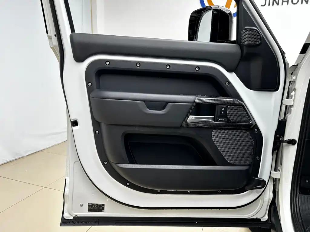 Land Rover Defender — миниатюра 6
