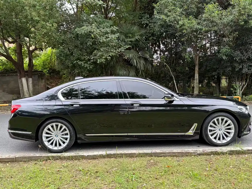 BMW 7 Series — миниатюра 4