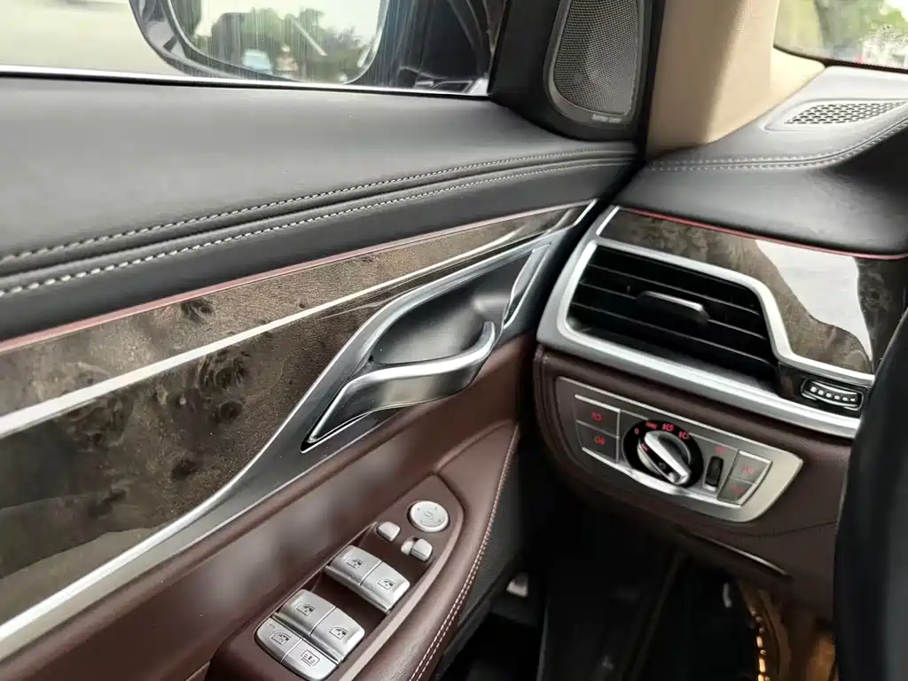 BMW 7 Series — миниатюра 19