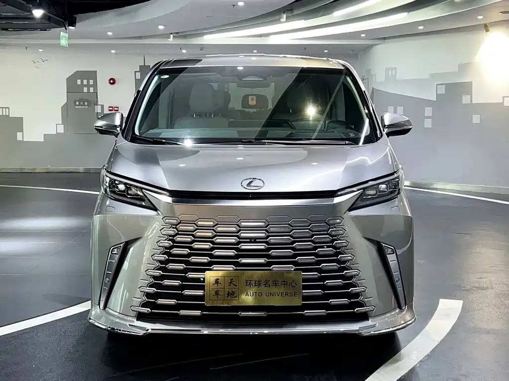 Lexus LM 0