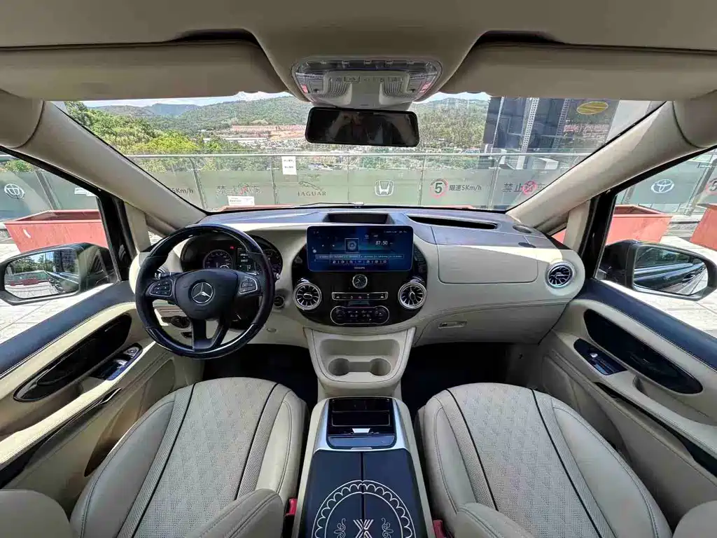 Mercedes-Benz Vito 2023 2.0T 7 мест